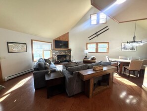 TV, fireplace - New- Minutes to Mount Snow, Hot Tub, Private (Wilmington)
