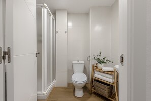 Douche, sèche-cheveux, serviettes fournies