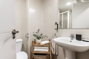 Shower, hair dryer, towels - Waou Seville Center V (Sevilla)