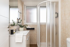 Dusche, Haartrockner, Handtücher