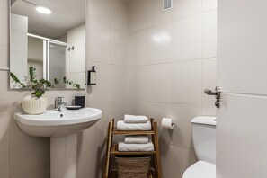 Shower, hair dryer, towels - Waou Seville Center VII (Sevilla)