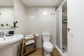 Shower, hair dryer, towels - Waou Seville Center VII (Sevilla)