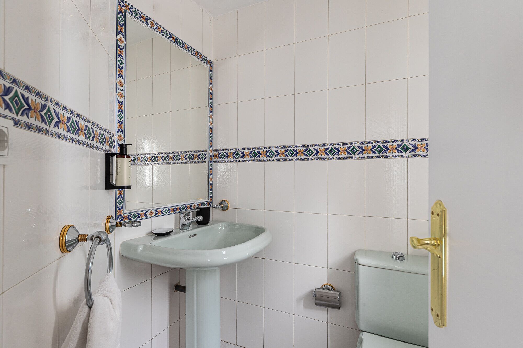 Douche, sèche-cheveux, serviettes fournies