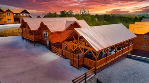 Exterior - Sleeps 24+ FirePit+OutdoorTheater-GameRoom-PrivateHeatedPool + Hot Tub (Sevierville)