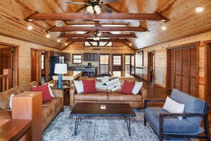 Smart TV, fireplace, table football, books - Sleeps 24+ FirePit+OutdoorTheater-GameRoom-PrivateHeatedPool + Hot Tub (Sevierville)