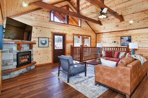 Smart TV, chimenea, futbolito y libros 