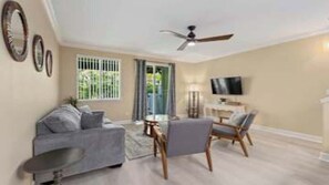 TV - Beautiful 3 Bedroom Villa (Kapolei)