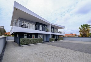 Exterior - TwentyTwo Apartments C - 2 bedroom apartment in beautiful Willemstad with AC (Willemstad)