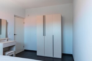 2 habitaciones, tabla de planchar con plancha, wifi y ropa de cama 