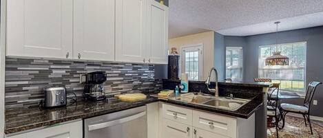 Mikrobølgeovn, ovn, kokeplater og oppvaskmaskin