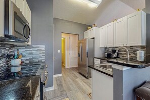 ميكروويف، فرن، موقد طهي مسطح، غسالة أطباق