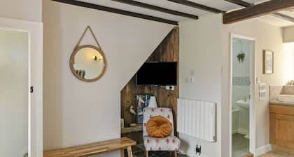 Pet friendly coastal gem with direct beach access