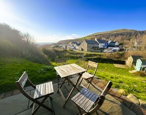 Outdoor dining - Manteg - A rare coastal gem with direct beach access (Aberarth)