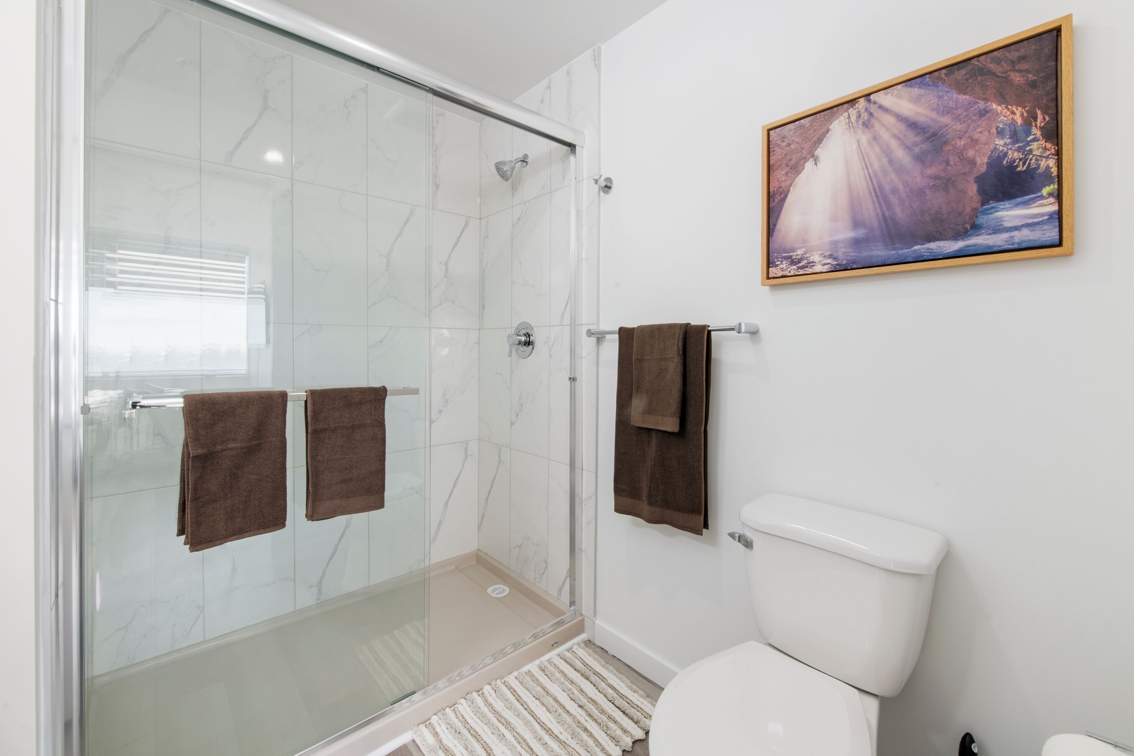Secadora de cabello, toallas, jabón, papel de baño 