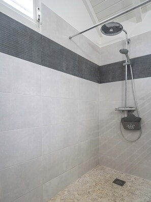 Dusche, Haartrockner, Handtücher