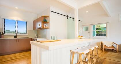 Byron Bay Iconic Mid Century House - Close to Town with Pool and Privacy