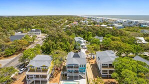 Una zona residencial costera con casas que tienen balcones y vistas al océano.