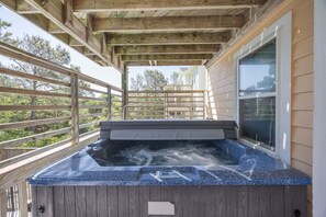 Outdoor spa tub - 1799 - It's Always Sunny in Corolla, a stunning 6-bedroom retreat in Ocean Sands. (Corolla)