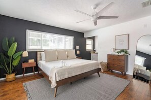 3 bedrooms, desk, free WiFi, bed sheets - The Black Swan | Private Pool + Outdoor Dining (Sarasota)