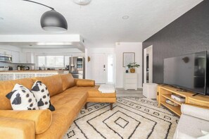 TV, books - The Black Swan | Private Pool + Outdoor Dining (Sarasota)