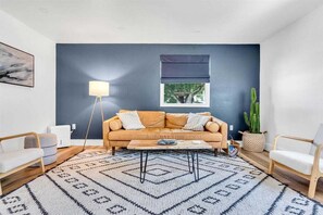 Smart TV - Tangerine House | Fire pit + Tree House (Sarasota)