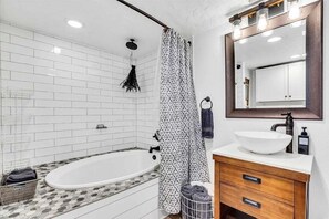 Hair dryer, towels - Tangerine House | Fire pit + Tree House (Sarasota)