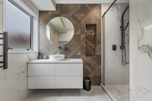 Shower, towels - Kererū Corner | 4 Bed, 2 Bath Lynmore Escape (Rotorua)