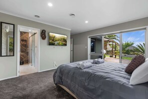 Iron/ironing board, WiFi, bed sheets - Kererū Corner | 4 Bed, 2 Bath Lynmore Escape (Rotorua)