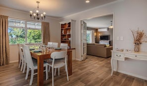 Dining - Diamond Farm House & Cottage | Sheep & Chooks! (Rotorua)