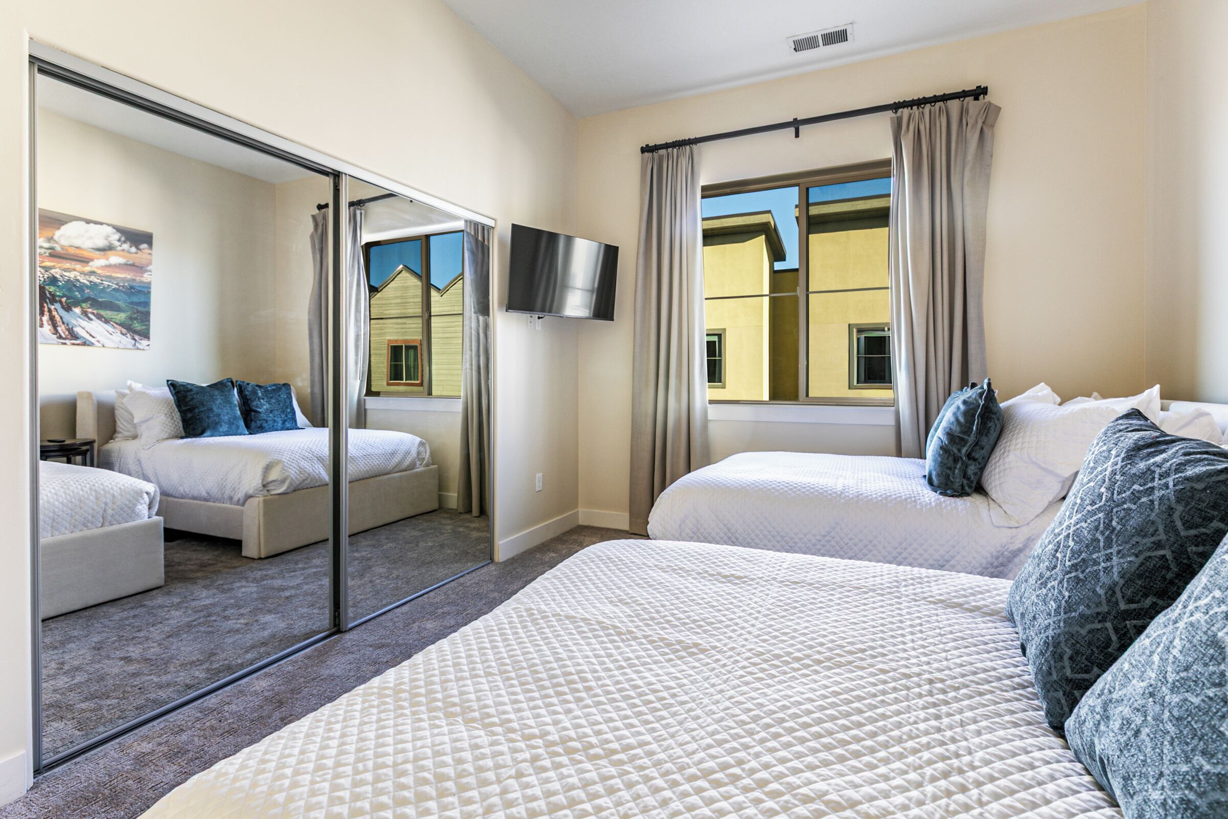 Iron/ironing board, free WiFi, bed sheets