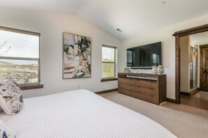 4 bedrooms, iron/ironing board, free WiFi, bed sheets - Summer by the Lake! Beautiful Swimming Pool, Patio w Hot Tub and BBQ Nature Trails Hiking Biking (Hideout)