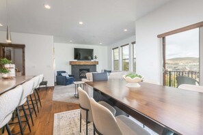 Dining - Summer by the Lake! Beautiful Swimming Pool, Patio w Hot Tub and BBQ Nature Trails Hiking Biking (Hideout)