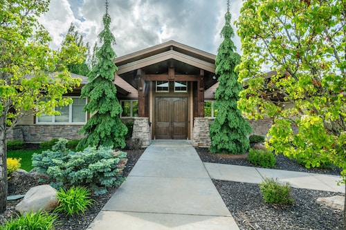 Minutes to Deer Valley! Private Hot Tub! Firetable! Ping Pong! Bunk Room! Wonderful New Home!