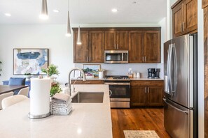 Fridge, microwave, oven, stovetop - Summer by the Lake! Beautiful Swimming Pool, Patio w Hot Tub and BBQ Nature Trails Hiking Biking (Hideout)