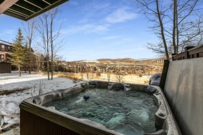 Outdoor spa tub - Summer by the Lake! Beautiful Swimming Pool, Patio w Hot Tub and BBQ Nature Trails Hiking Biking (Hideout)