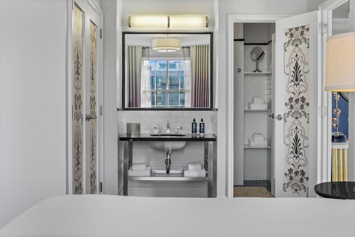 Séchoir à cheveux, serviettes fournies, savon, papier de toilette