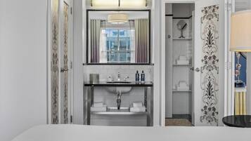 Een haardroger, handdoeken, zeep, toiletpapier