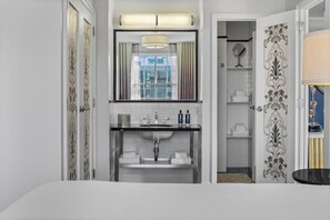 Hårføner, håndklær, såpe og toalettpapir