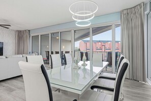 Dining - Exclusive beachfront: 2BR condo, pool, hot tub (Miramar Beach)