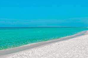 On the beach - Exclusive beachfront: 2BR condo, pool, hot tub (Miramar Beach)