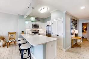 Réfrigérateur, four à micro-ondes, un four, surface de cuisson