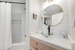 Shower, towels - 2BR condo with Gulf views & private balcony (Miramar Beach)