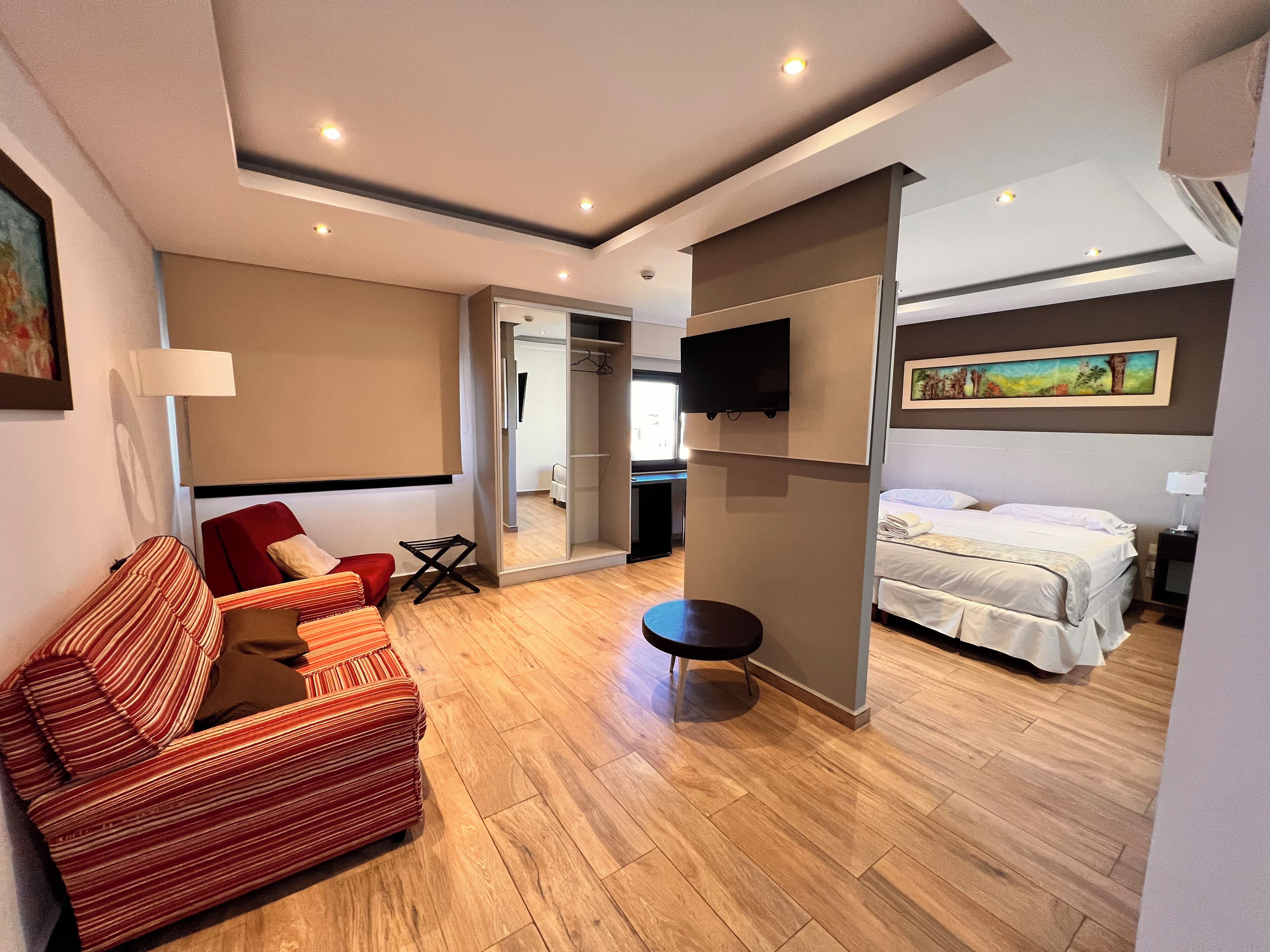 Habitación presidencial doble, vistas a la ciudad | Zona de estar | Televisión LCD de 42 pulgadas con canales por cable