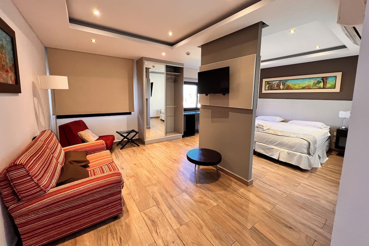 Habitación doble presidencial, vista a la ciudad | Área de sala de estar