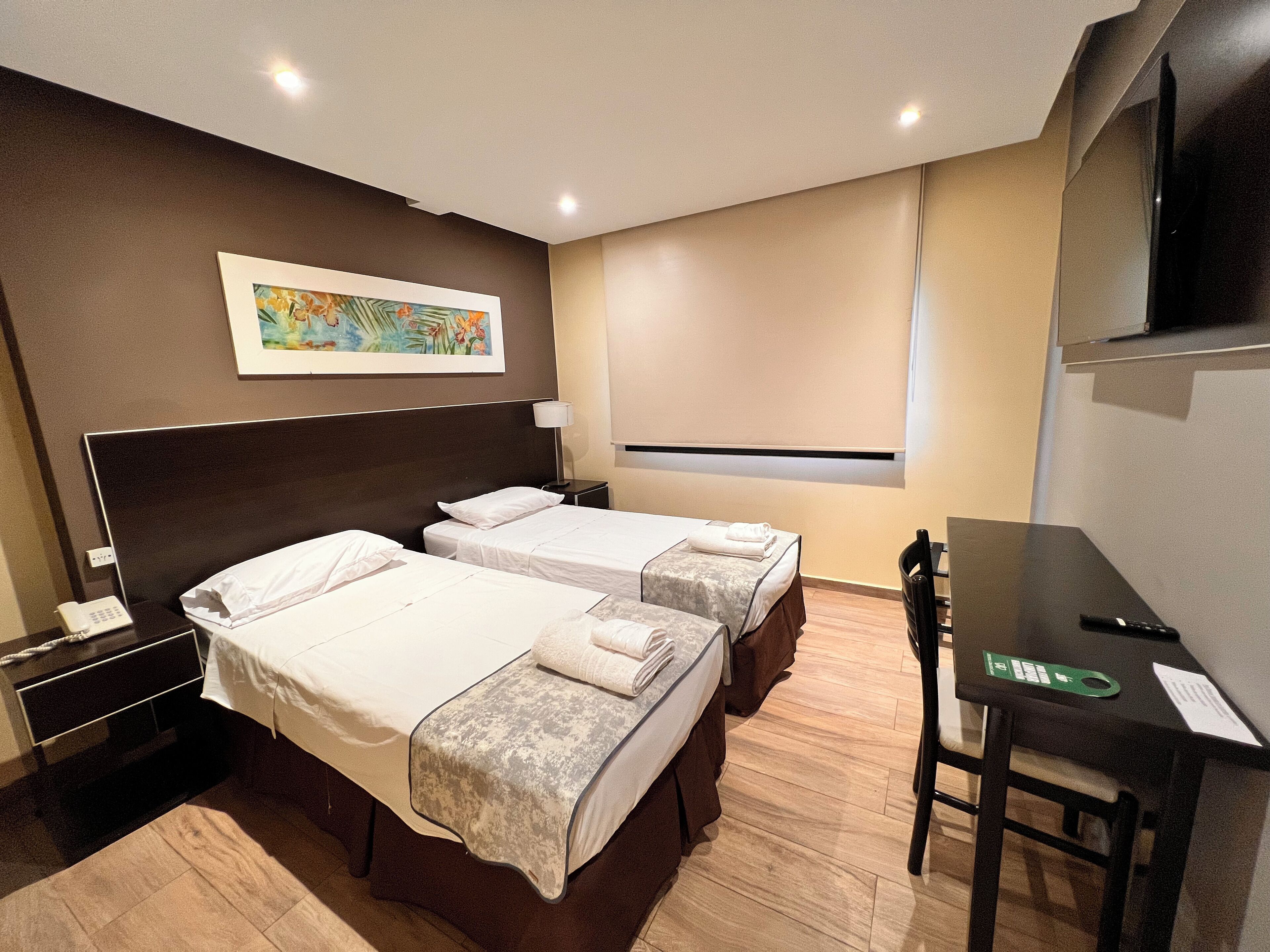 Dobbeltrom – standard, byutsikt | Safe på rommet, skrivebord, blendingsgardiner og wi-fi (inkludert)