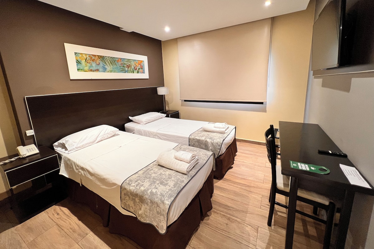 Habitación doble estándar, vista a la ciudad | Caja de seguridad en la habitación, escritorio y cortinas blackout