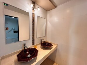 Presidential Double Room, City View | Bathroom - Hotel Grand Lago (Posadas)