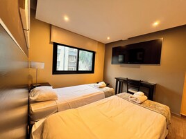 Doppia Standard, vista città | Una cassaforte in camera, una scrivania, tende oscuranti, Wi-Fi gratuito