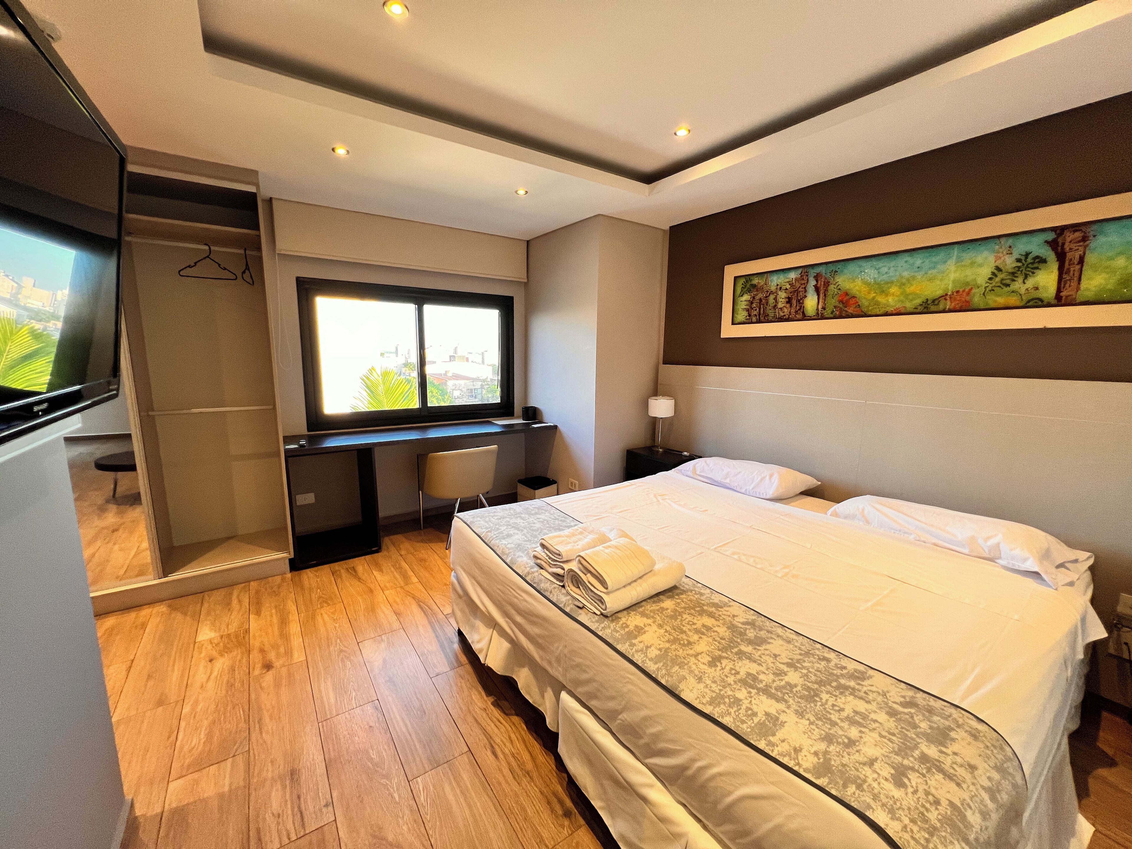 Dobbeltrom – president, byutsikt | Safe på rommet, skrivebord, blendingsgardiner og wi-fi (inkludert)