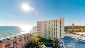 Un hotel moderno con vistas a la playa y al océano.